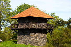 rekonstruierter Wachturm 4-49 am Limes mit Limespalisade in der Nähe von Gießen